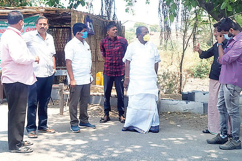 160420 Siriguppa MLA Somalingappa Visit Andhra Check Post