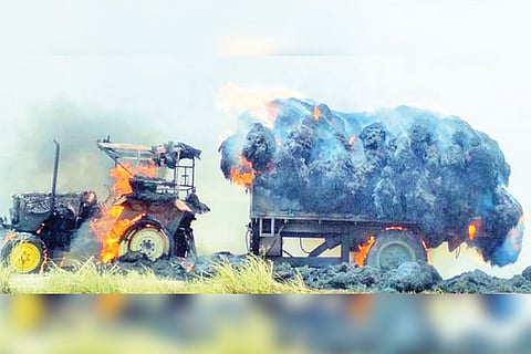 250420 Chikalaparvi Paddy Grass Tractor Burn