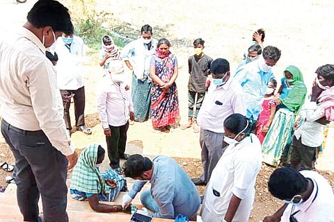 300420 Andhra people visit Rajolli Village