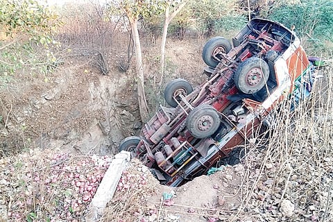 Khanahosalli Onion Truck Falldown