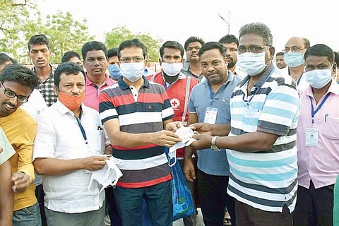 Raichur Paper Boys Mask Distribution