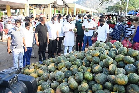 Social Distancing not maintained by minister and others 11 APR 20