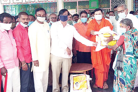 110520 Yalaburga Basavaraj Rayareddy Food kit Distribute