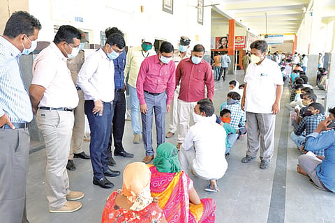 150520 Ballari DC SS Nakul Discus with Migrants