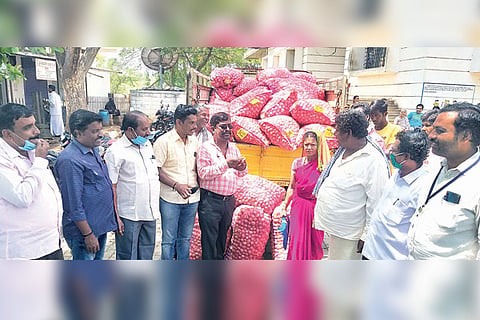 200520 Hadagali Farmers Onion Purchase
