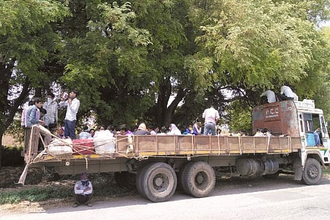 Davanagere Bidarakere, Jagaluru, migration, workers, quarantine,