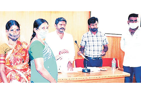 HUN-MAY-22-4(CHEQUE DISTRIBUTION BY MLA)