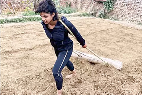 SAKSHI IN MUD_WEB