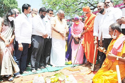 08TMK_Swamiji_Puttali