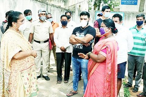 10 Nela Ph 02 Thasildar visit