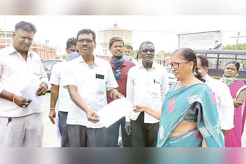 12062020 Raichur Workers Insist