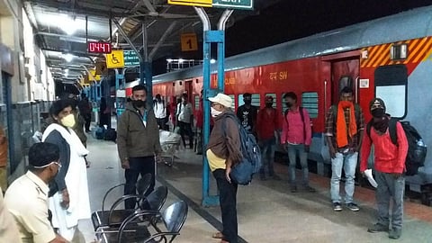 28Tmk_Nizamuddin_Train