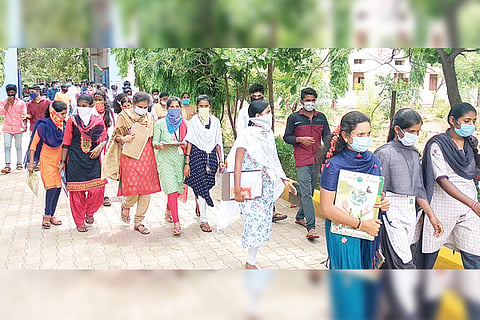 Mask Students PUC Exam HBH