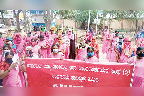 11072020 Sindhanoor Asha workers protest
