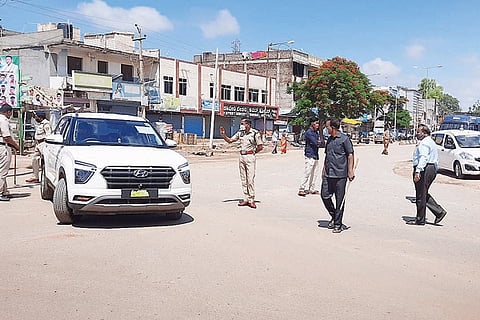 19072020 Lingasugur Lockdown Police detained the vehicle