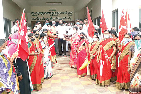 100820 Karatagi Various Organations Protest aganist APMC ACt