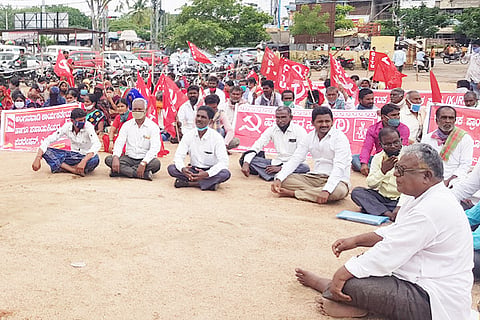 10082020 Sindhanur Bisiyuta Employs protest