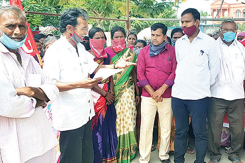 110820 Sindhanuru Hot Meals makers Protest