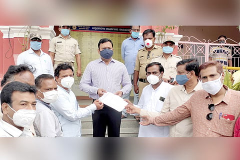 12082020 Raichur District Working Journalists' Union insist