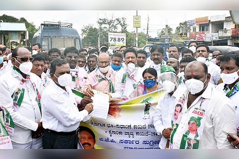 17082020 Raichur JDS protest