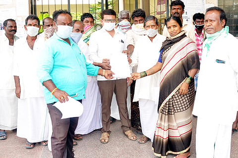 24082020 Siraguppa Land farmers