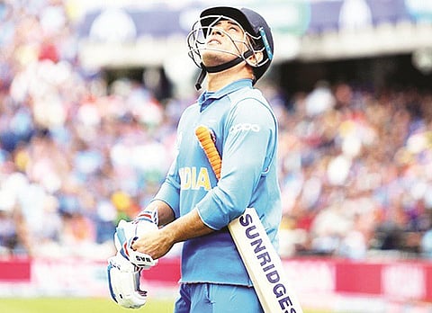 dhoni retire time