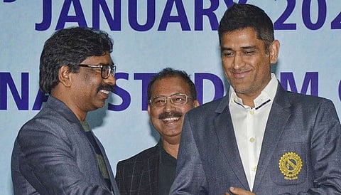 dhoni with jharkhand cm for web