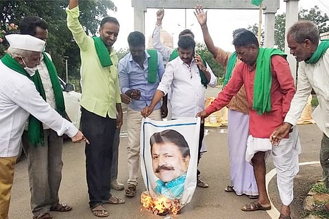 12092020 Koppal Formar protest