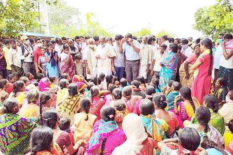 12092020 Siraguppa Villegers protest
