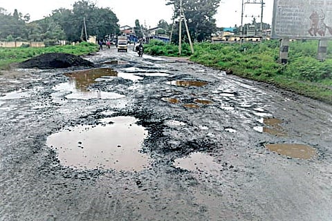 16ಬಿಎಲ್_ಎಚ1 sampagav road avyavasthe-Web