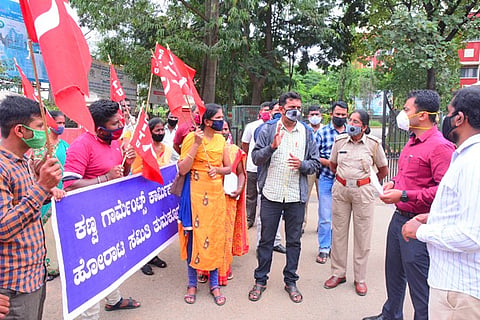 16TMK_Kanva_Protest