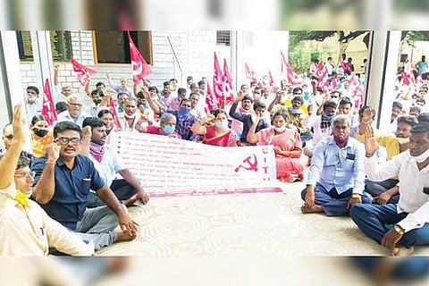 210920 Ballari Gramapanchayat Employees Protest