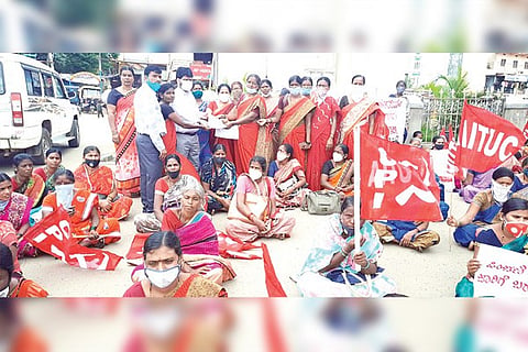 210920 Hadagali Anganawadi fedaration Protest