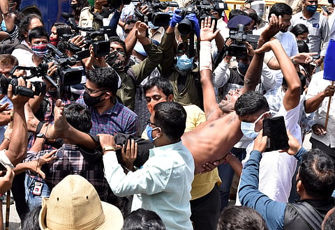 Raghu_25_Farmers_Protest_@_SBM_Circle (14)