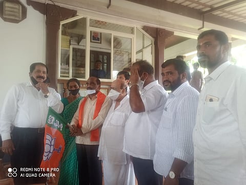 harkuru manjayya Shetty joins bjp
