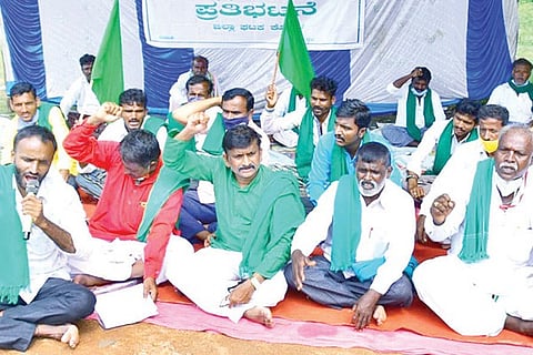 011020 Koppal Farmers Protest for suport Price