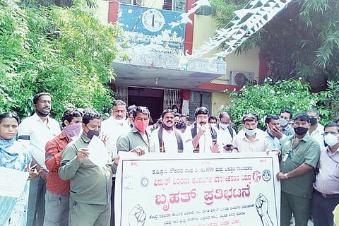 051020 Raichur Jescom Employees Protest