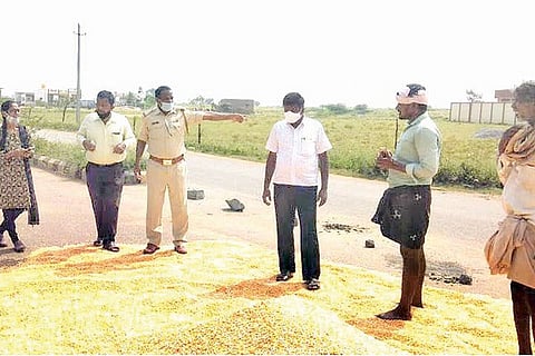101020 Hadagali on Road Cleaning
