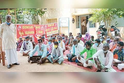 10102020 Gangavati Labours protest