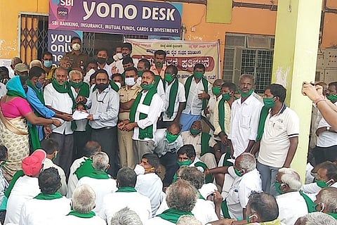 12 pvg raitha protost 1