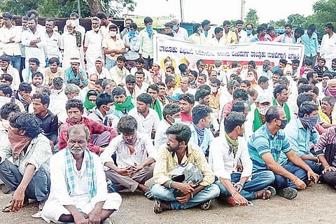 141020 Devadurga Taluku Unit Protest