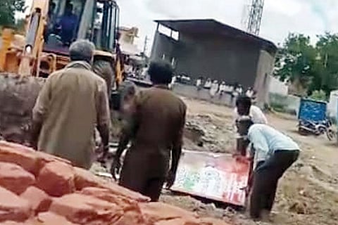 17 gdg lathi charge 1