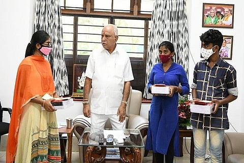 CM distributes books