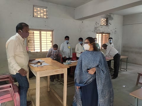 DC visit to polling booth photo (4)