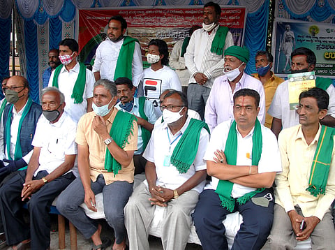 Raghu_02_Farmers_Protest_@_Maurya_Hotel_Jn. (1)