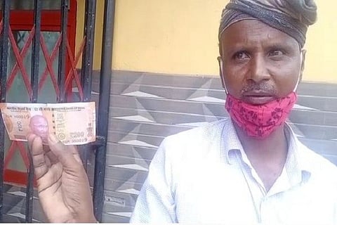 road side flower vendor got 200 rupees fake currency