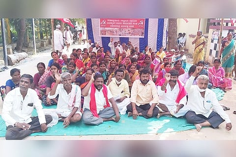 04112020 Gangavati AITUC protest