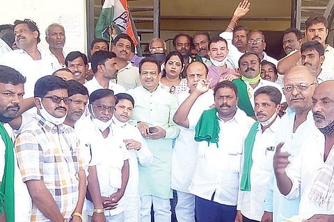 211120 Gangavati Congress Protest to Paddy Purchase Center