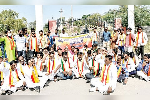 25112020 Raichur Kannada worker protest