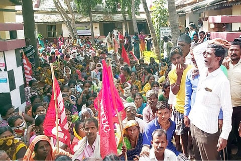 30112020 Gangavati Narega worker protest1